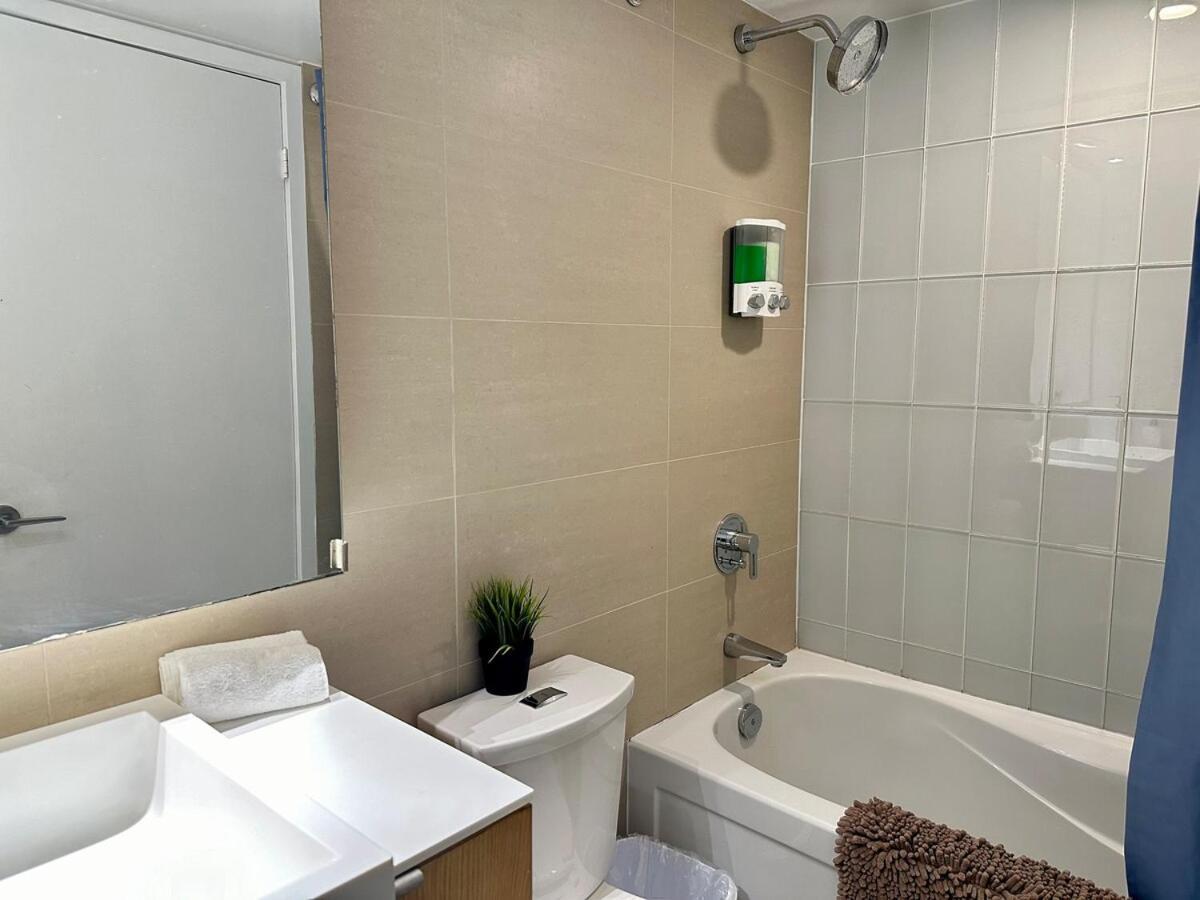 Apartment Spacious 2bdrms & 2baths With 3 Real Beds Toronto